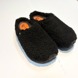 black Topo Athletic Revive recovery slippers recycled  fleece upper 6.5